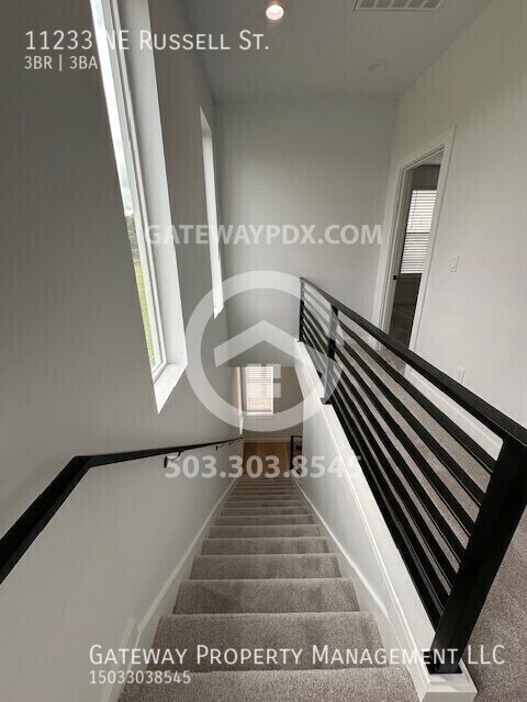 Building Photo - 11233 NE Russell St
