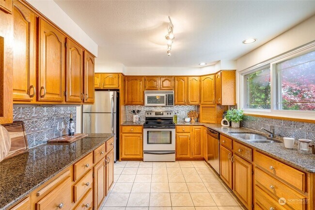 Building Photo - Beautiful Burien Home, Top Floor of Home for Rent