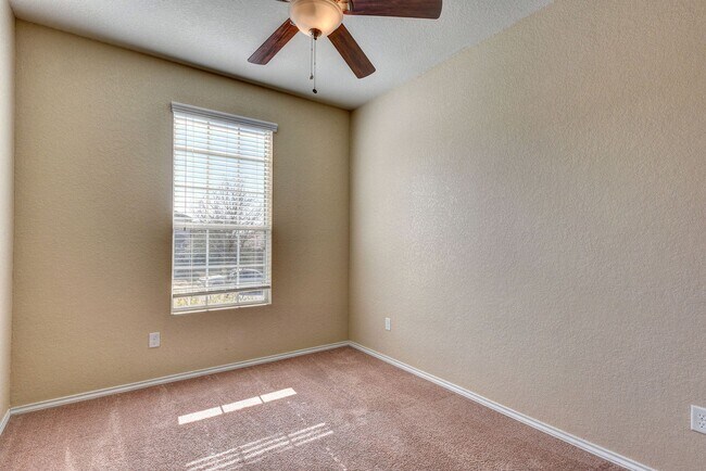 Building Photo - 4 Bedroom/3 Bath Ridge of Silverado Hills Subdivision