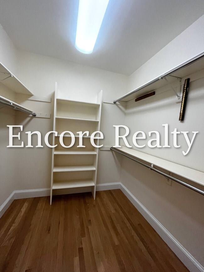 Building Photo - 906 W Roxbury Pky