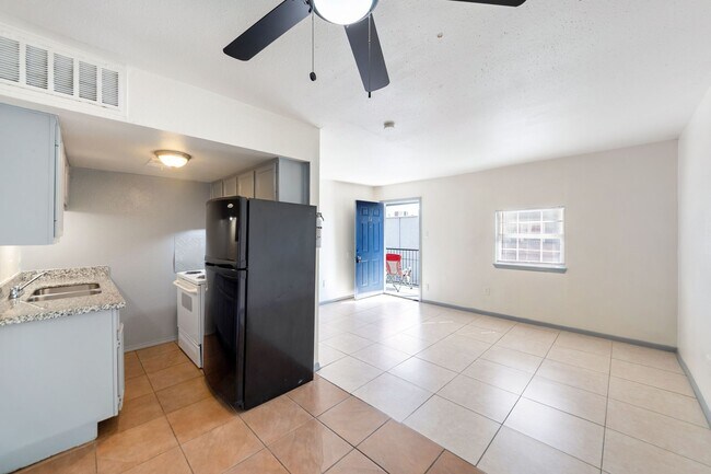 Building Photo - HALF OFF ON FIRST MONTHS RENT MOVE-IN SPECIAL