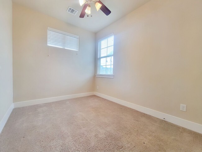 Building Photo - Gorgeous 3 BR/2.5 BA Single-Family Home in...