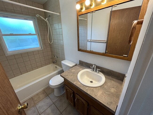 Building Photo - 5 Bed 2 Bath Home with 2 Car Attached Garage in Quiet Nice Neighborhood.