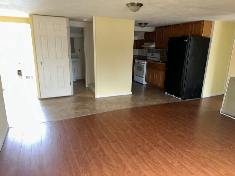 Building Photo - 623 E Lake Ave