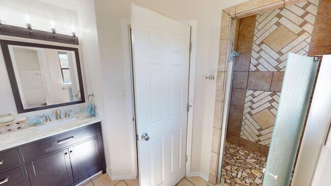 Building Photo - 3-Bedroom/2.5-Bathroom in Alamogordo, NM