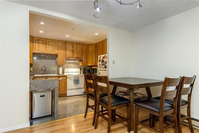 Building Photo - Well Located and Spacious 2 Bedroom 2 Bath Condo in Mountain View