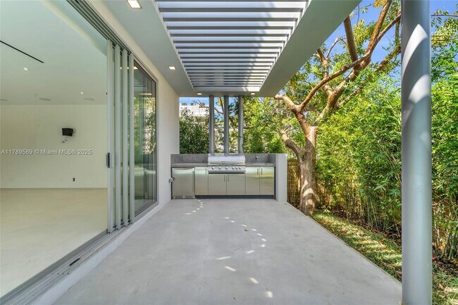 Building Photo - 2110 S Miami Ave