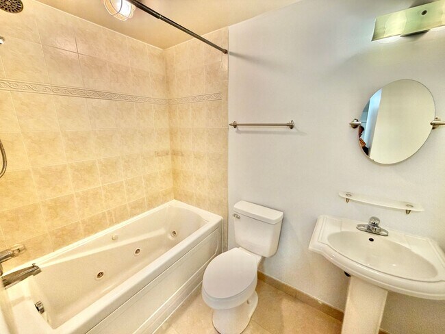Building Photo - Great 1 Bed 1 Bath in Eckington/Bloomingdale at the Madison Condominiums