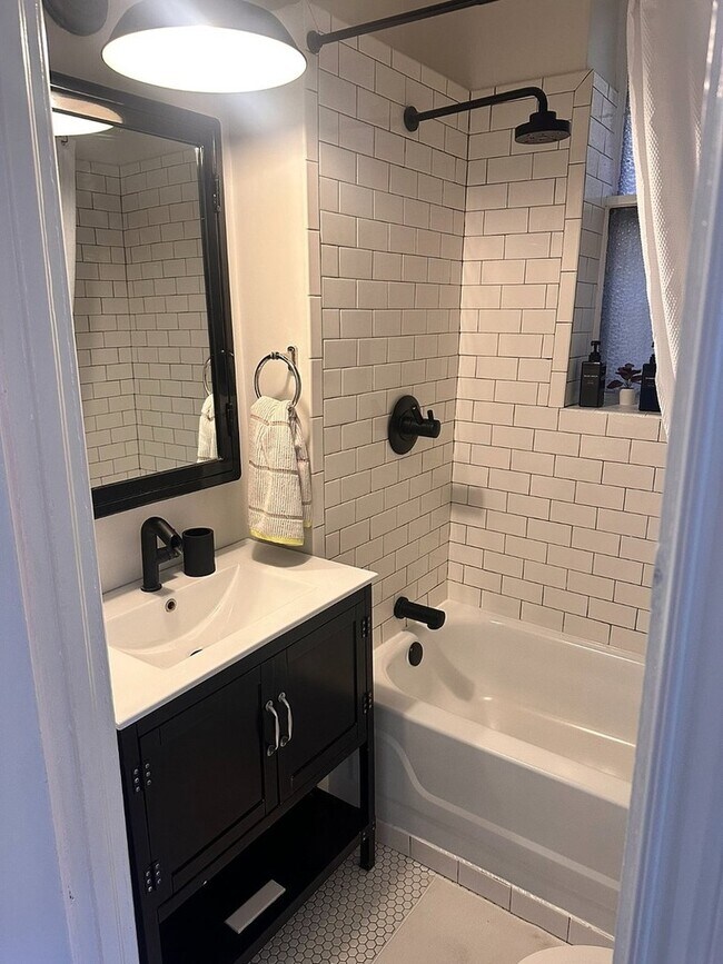 Building Photo - 2014 N Oakley Ave