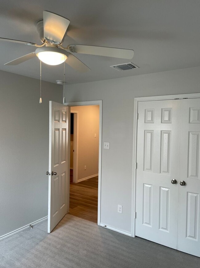 Building Photo - Available Now | Modern Single-Story 3 Bed, 2 Bath | Separate Office/Den | Big Yard | Pet Restrict...