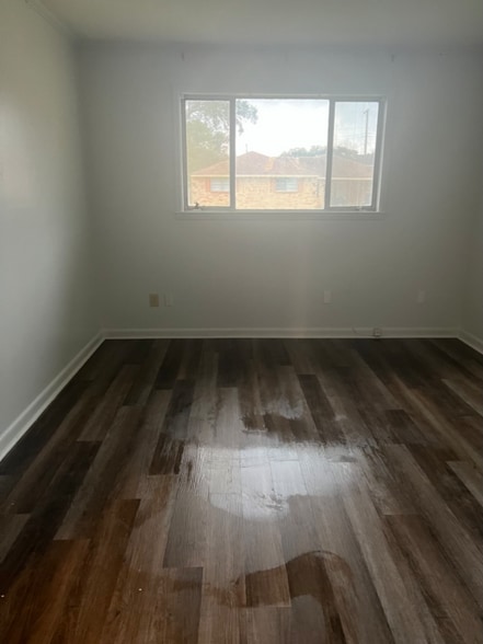 Building Photo - 2411 Somerset Dr