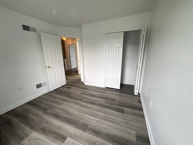 Building Photo - 16 Vickilee Dr