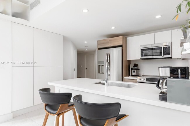 Building Photo - 9940 W Bay Harbor Dr