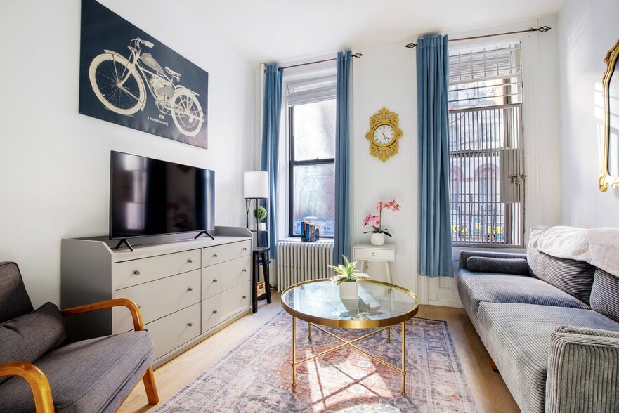 Building Photo - 104 MacDougal St