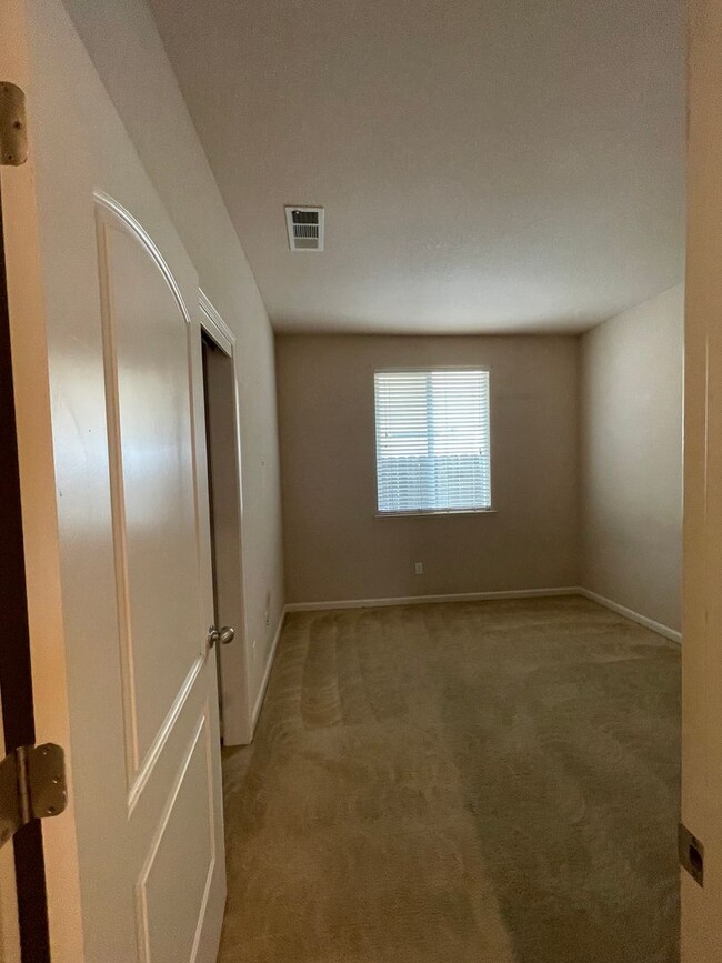 Building Photo - This charming 3/bed 2/bath welcomes you home.