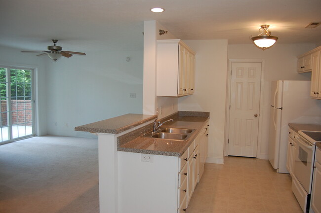 Building Photo - 2 Bedroom, Main Level Condo in Wyndhurst