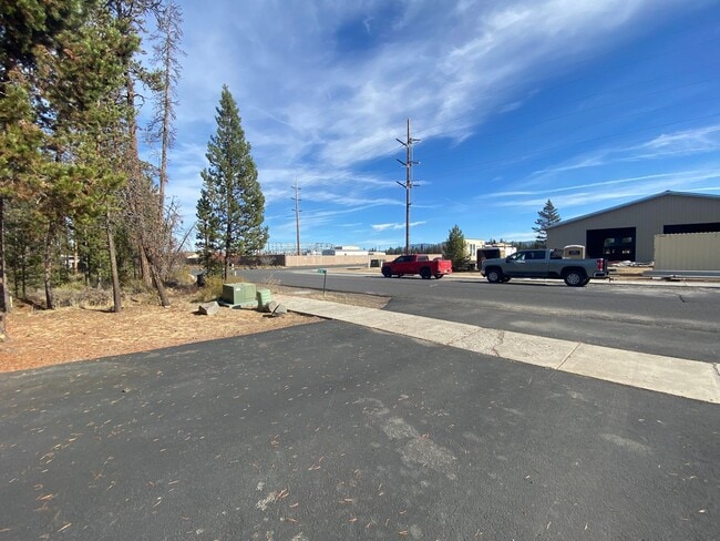 Building Photo - Quiet setting in La Pine!