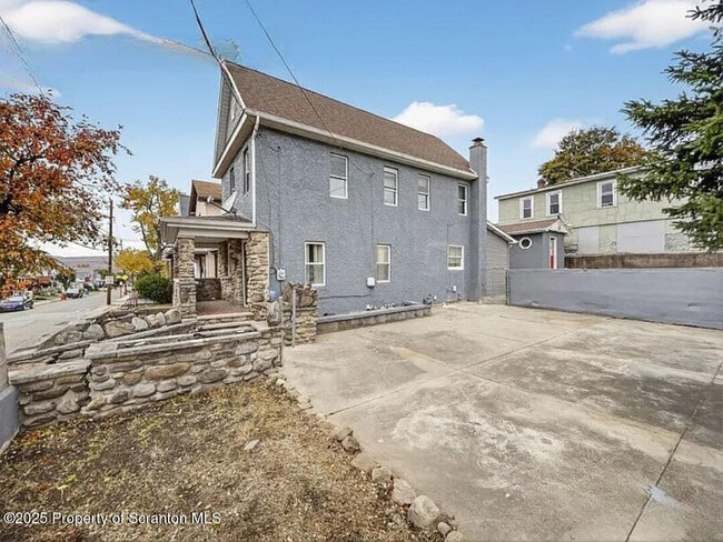 Building Photo - 2035 Delaware St