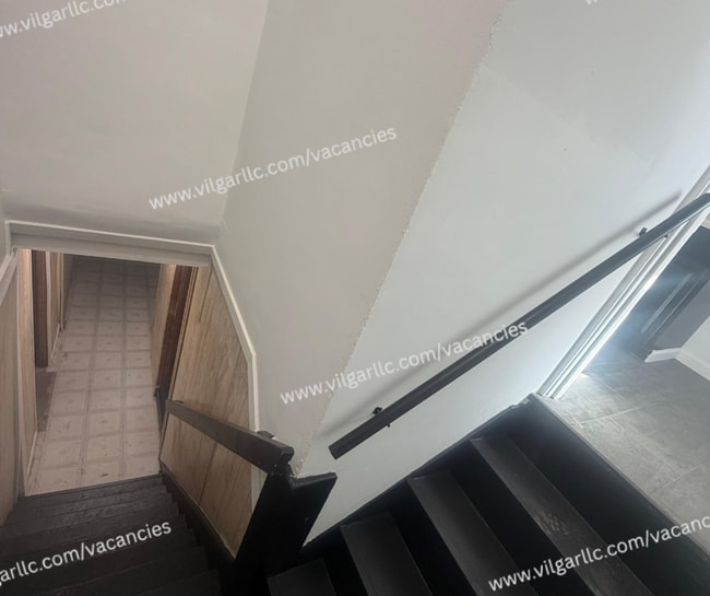 Building Photo - For Rent - Spacious 3 Bed/2 Bath Home