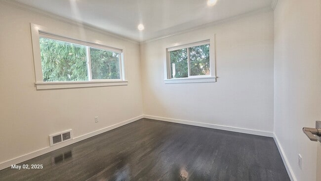 Building Photo - 3 Bed, 2 Bath Apartment in Prime Roosevelt...