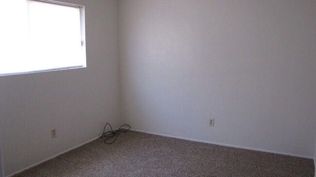 Building Photo - Cute Home in Bakersfield