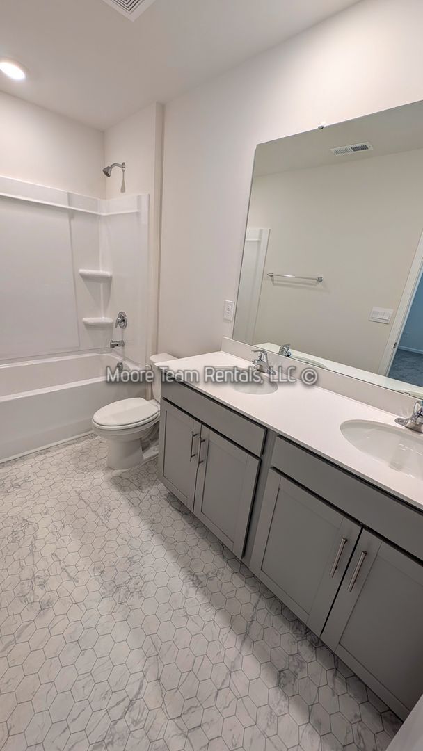 Building Photo - *** MOVE IN SPECTIAL *** Elegant New 3BR T...