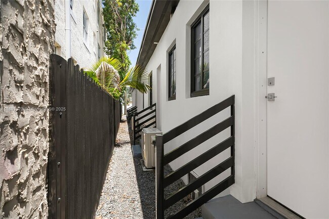 Building Photo - 733 Michigan Ave