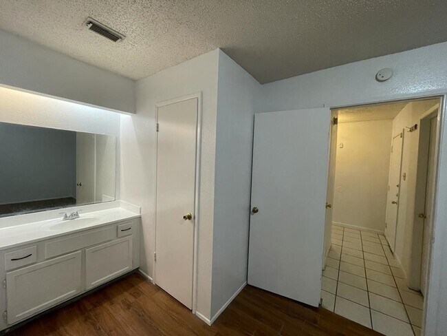 Building Photo - 7431 La Pl Dr