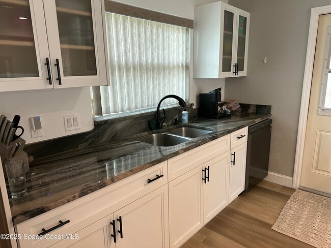 Building Photo - 574 Dianne Dr