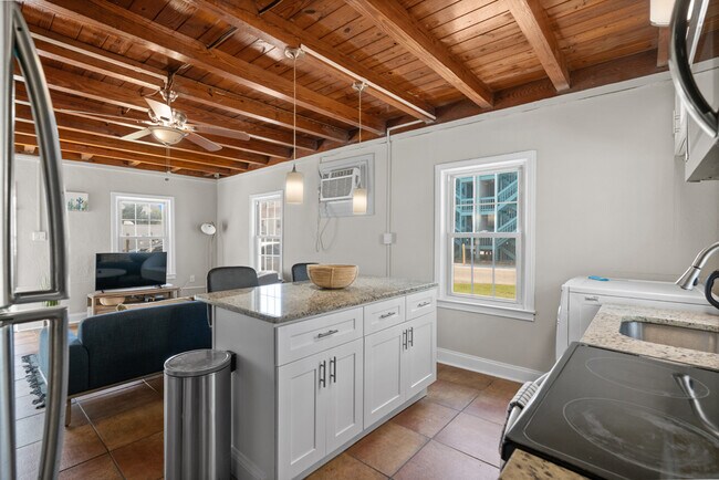 Building Photo - 2702 Perrin Dr