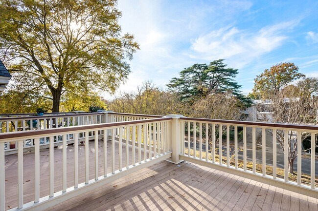 Building Photo - ADORABLE CONDO ON ARTHUR ASHE BOULEVARD