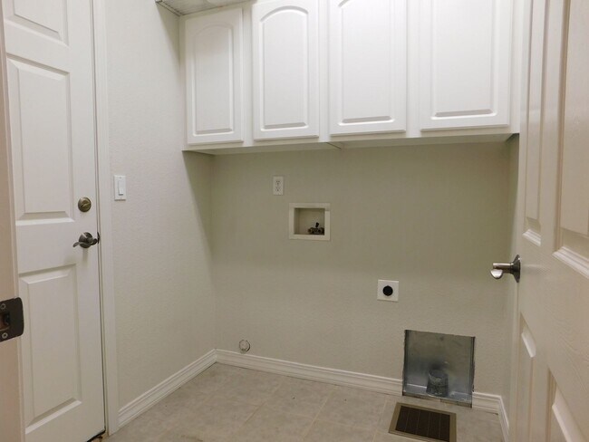 Building Photo - Quiet Neighborhood!