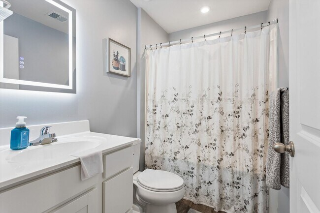 Building Photo - 4 Bedroom / 2.5 Bathroom - Marquis Hills
