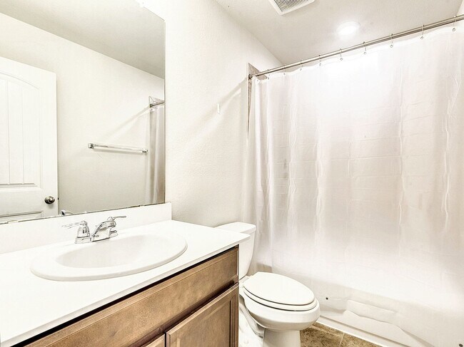 Building Photo - Warm & Welcoming 3/BR 2.5 Home in Dripping...