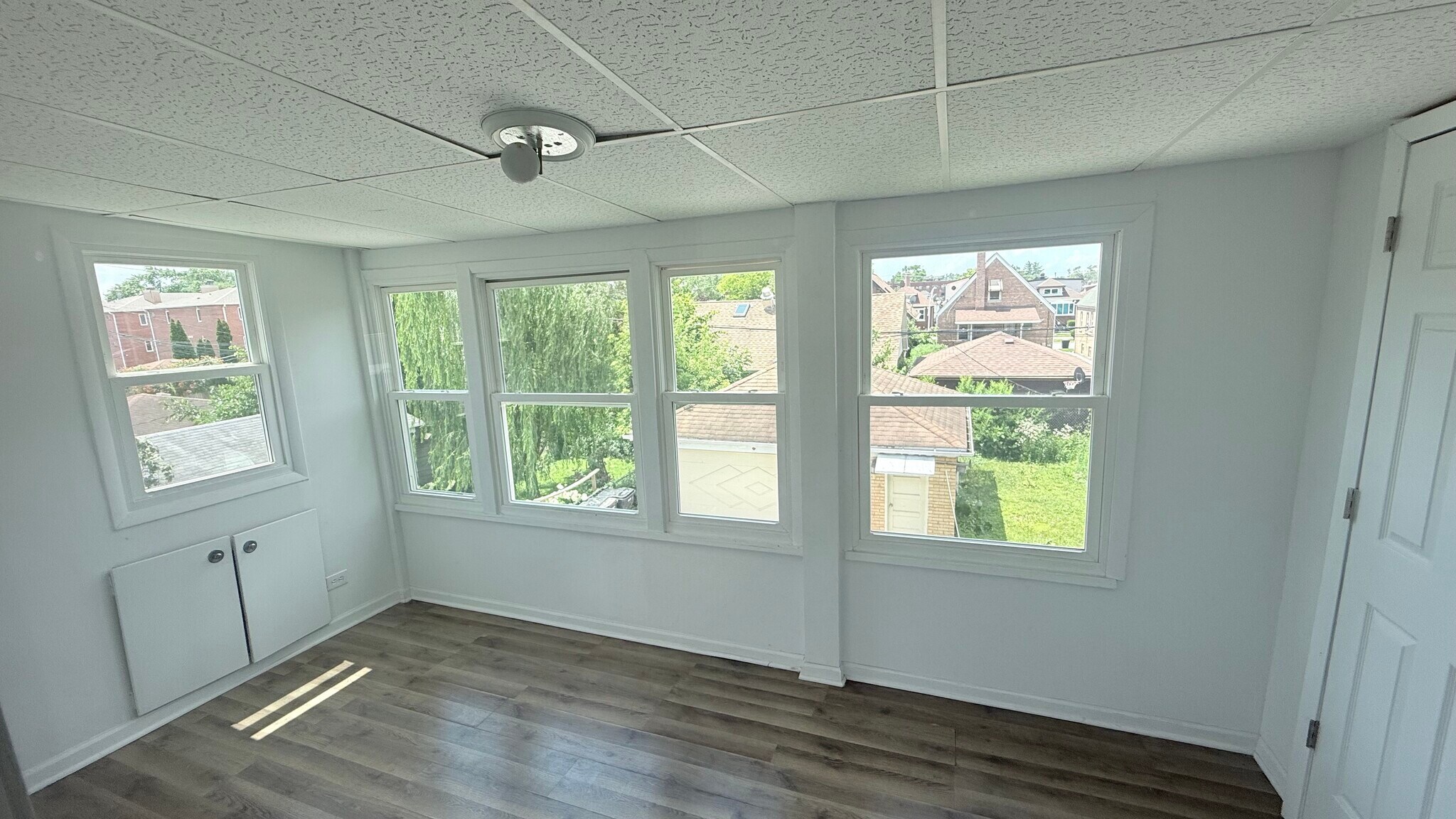 Building Photo - 3030 N Oleander Ave