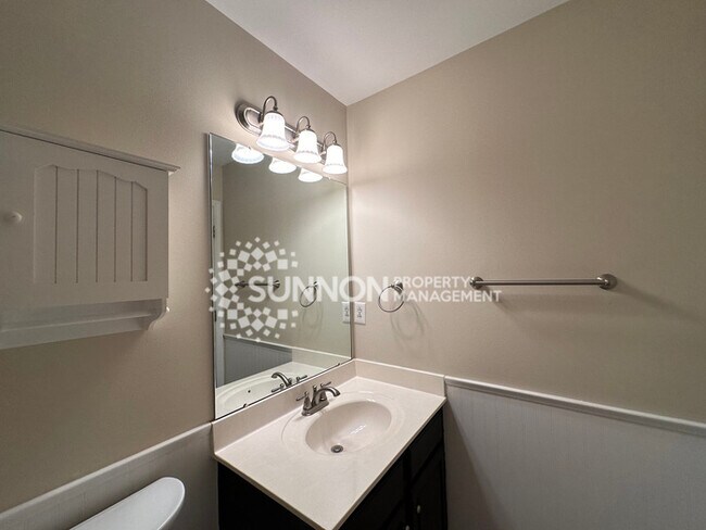 Building Photo - 4 Bedroom Home Near Birkdale Village