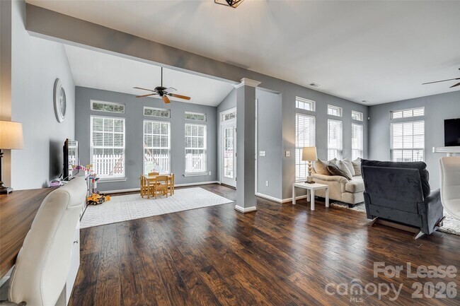 Building Photo - 928 Kite Dr