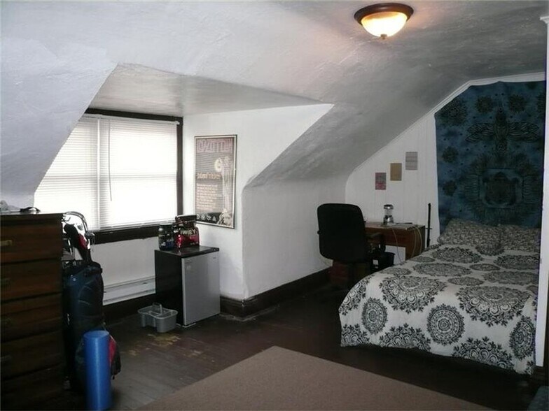 Building Photo - 154 Robinson St