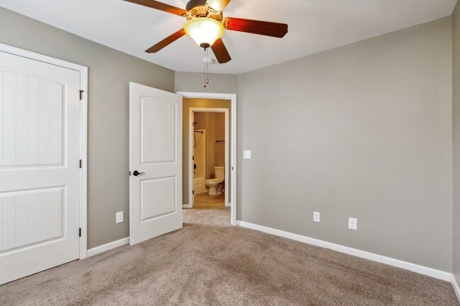 Building Photo - 1275 Golden Eagle Way