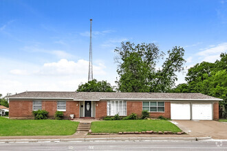 Building Photo - Comfortable 3-Bedroom Brick Home