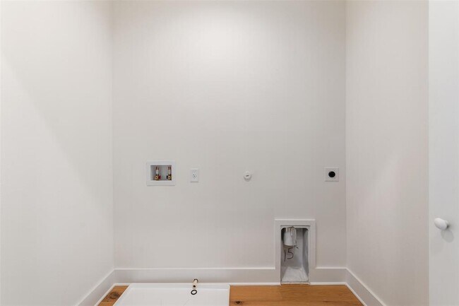 Building Photo - 302 East Dr