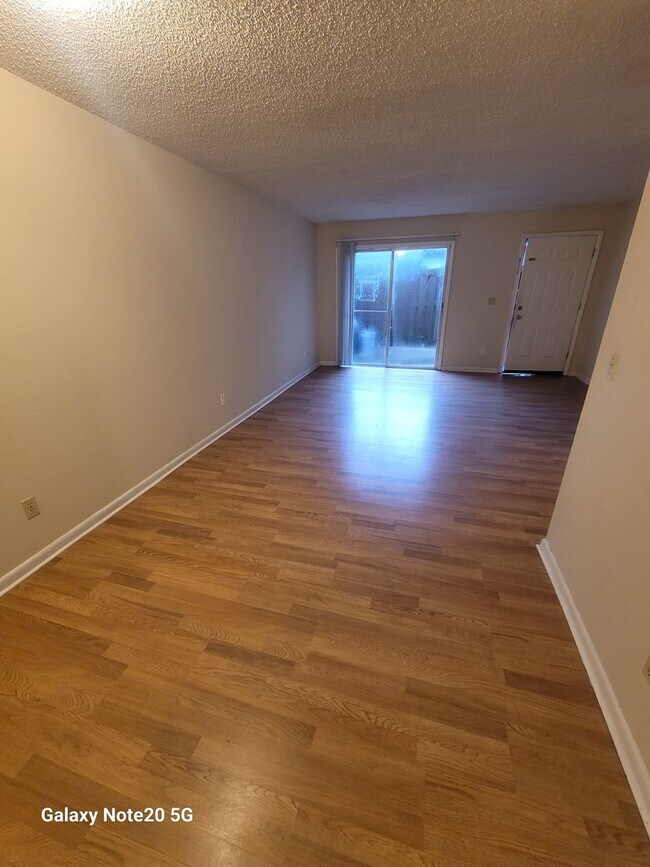 Building Photo - 2900 SE 50th Ct