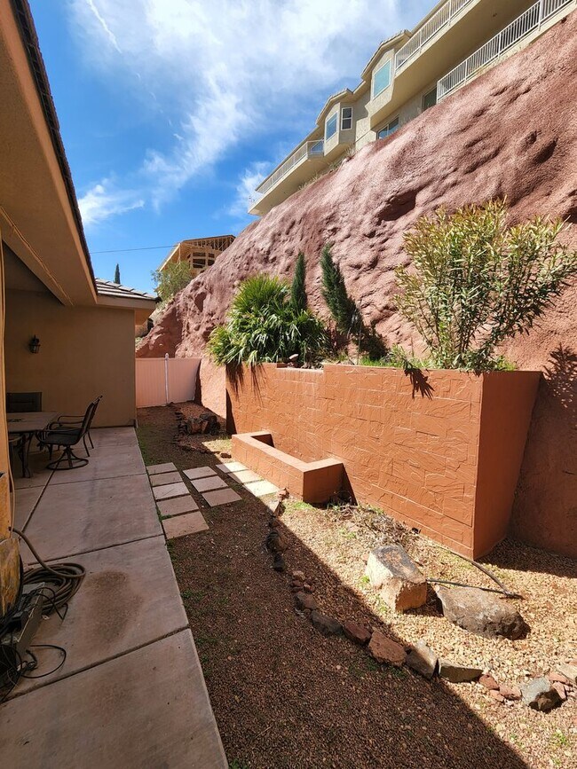 Building Photo - 3 bed 3 bath home - Located just below The...