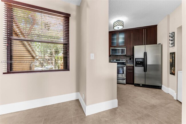 Building Photo - 15563 N Miami Lakeway