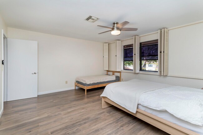 Building Photo - 6166 Via Laguna Ln