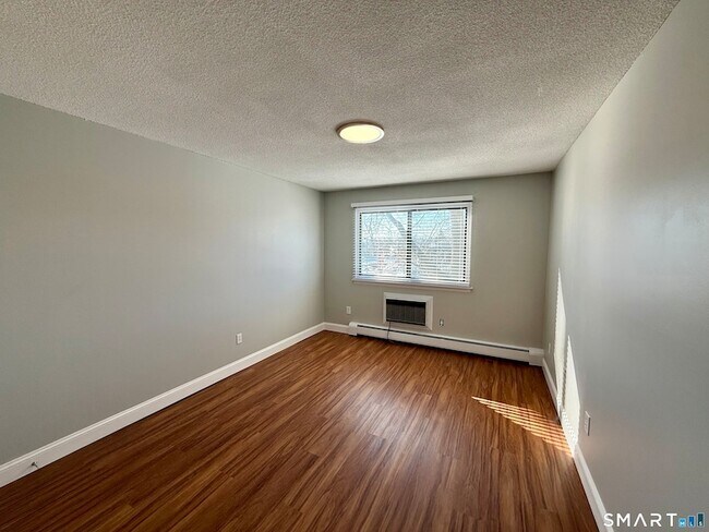 Building Photo - 1168 Main St