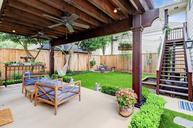 Building Photo - 2829 Sunset Blvd