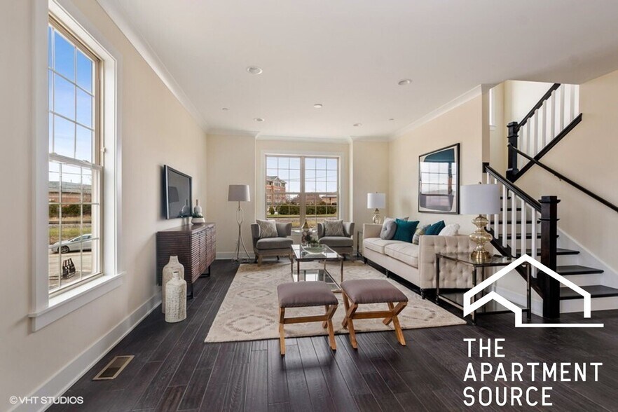 Building Photo - 664 Elm St