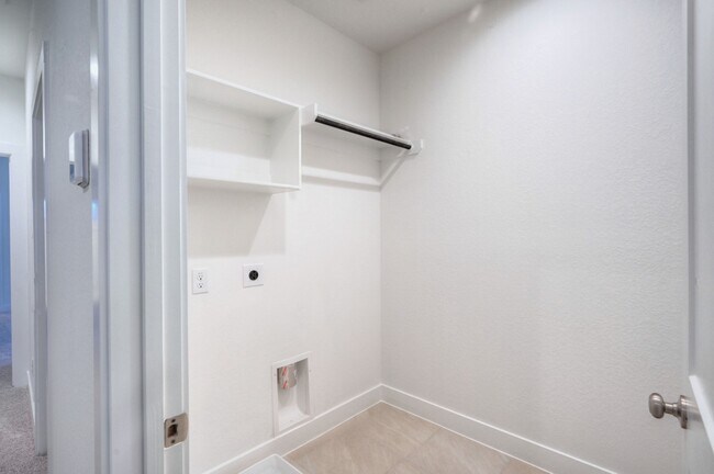 Building Photo - 1535 Crystal Stream Dr