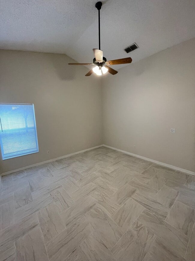 Building Photo - 3 Bedroom/2 Bathroom Single Family Home